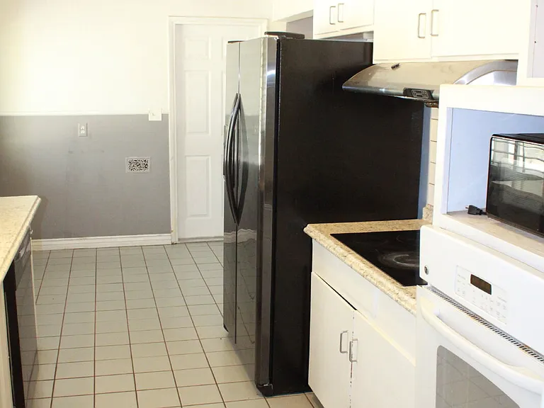 5677 N Millbrook Ave — Photo 11