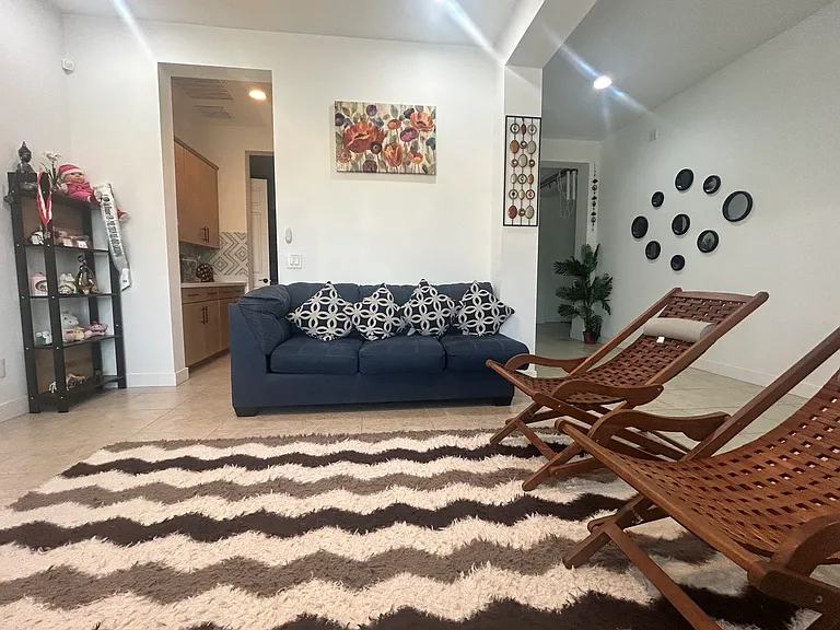 Guests Sit-Out Room
