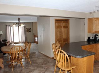 2320 Springreen Dr, Dubuque, IA 52002