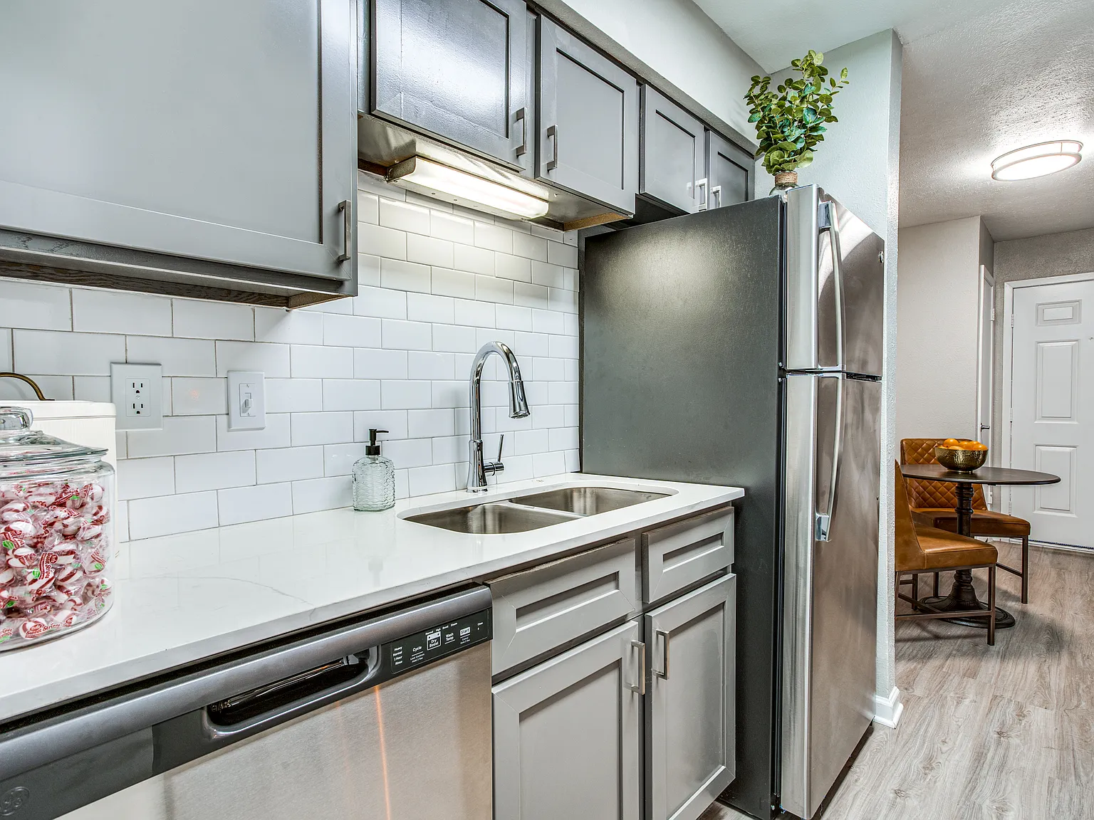 Richmond Apartments — Photo 3