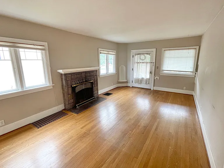 6335 6th Ave NE — Photo 3