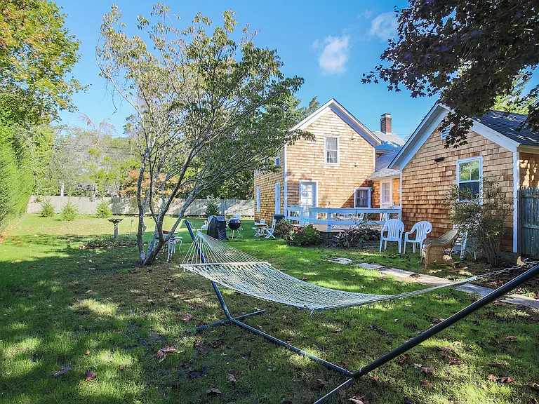 368 Pantigo Rd — Photo 16