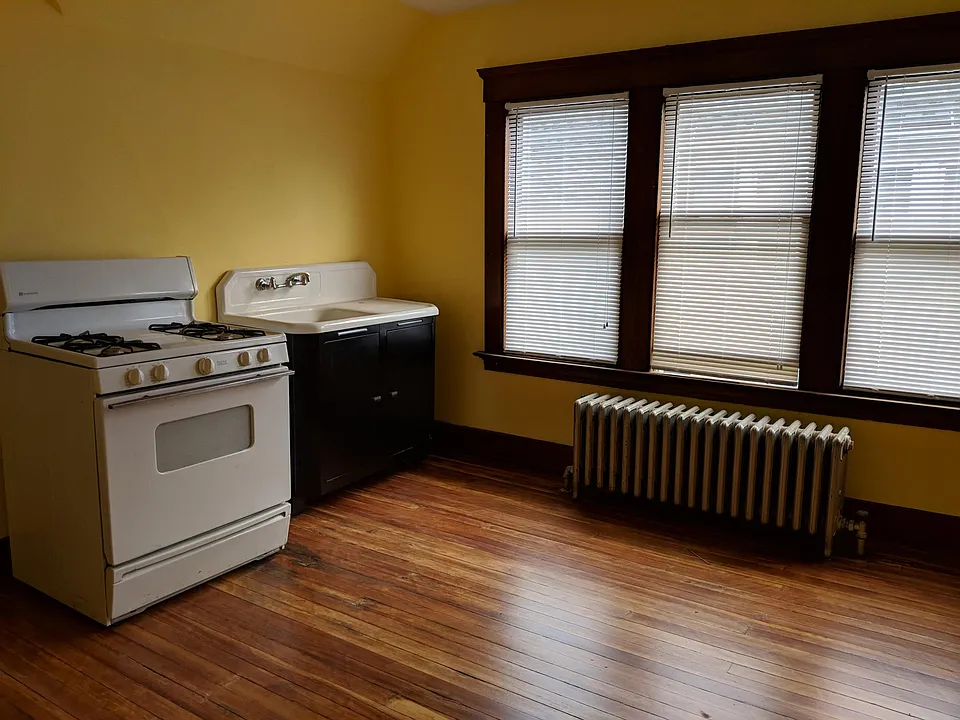 eat-in kitchen