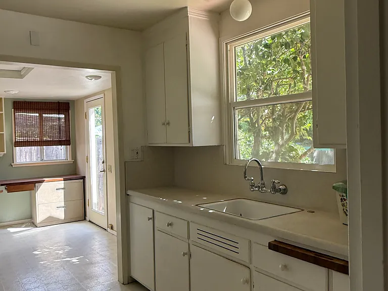 3064 Laurel St — Photo 3