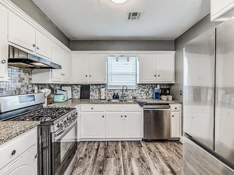 10005 Waverly Ave — Photo 14
