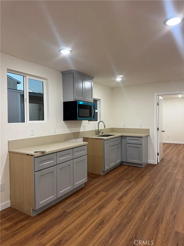 3 bed, 1000 sqft, $3,700 — Photo 4