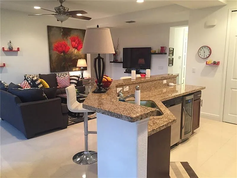 3 bed, 2.0 bath, 1401 sqft, $4,600 — Photo 4