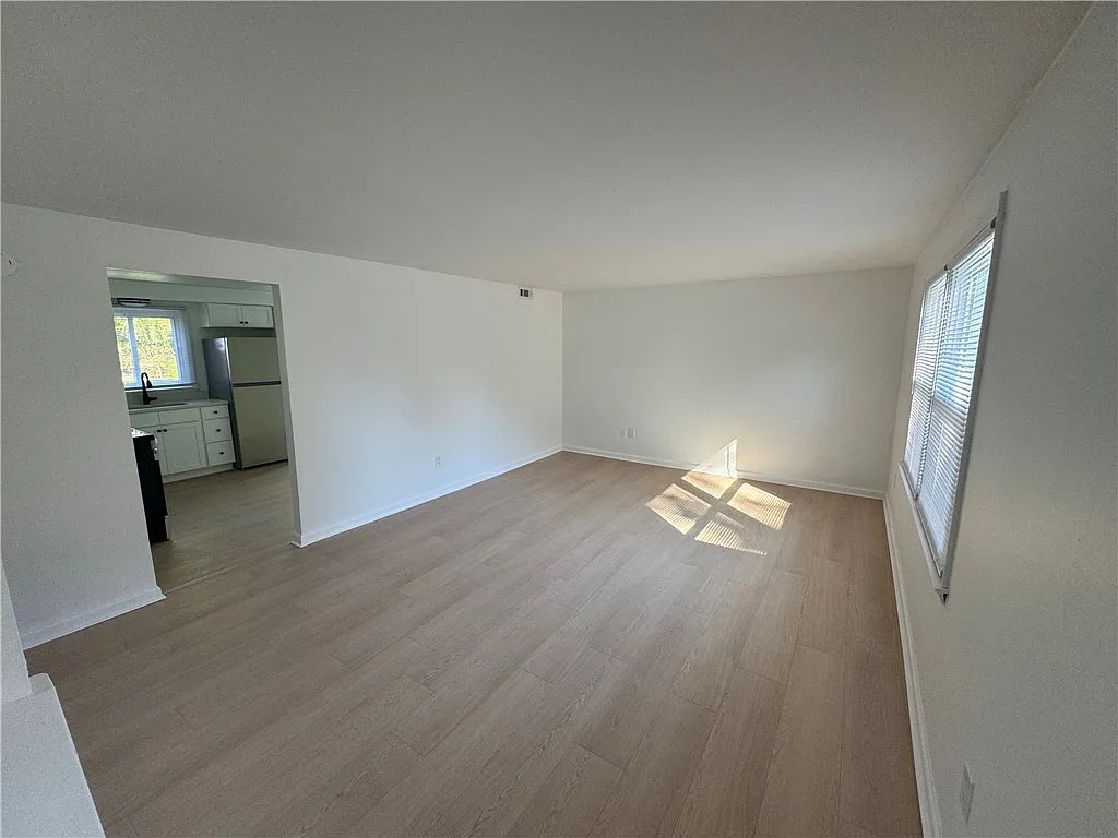 2 bed, 1.0 bath, 1172 sqft, $1,700 — Photo 4
