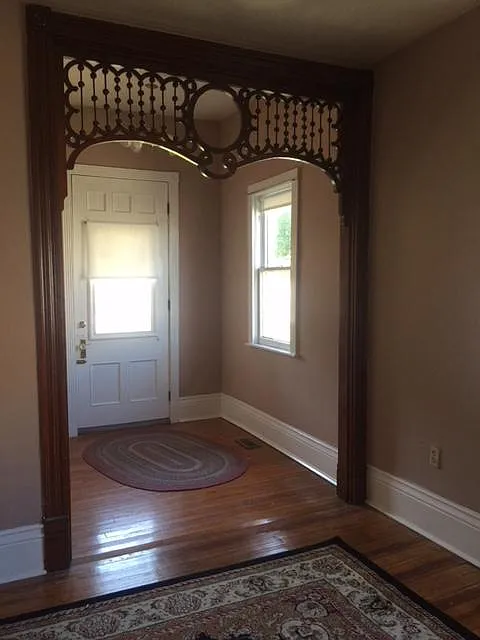 Victorian entrance;foyar - 737 Chestnut St