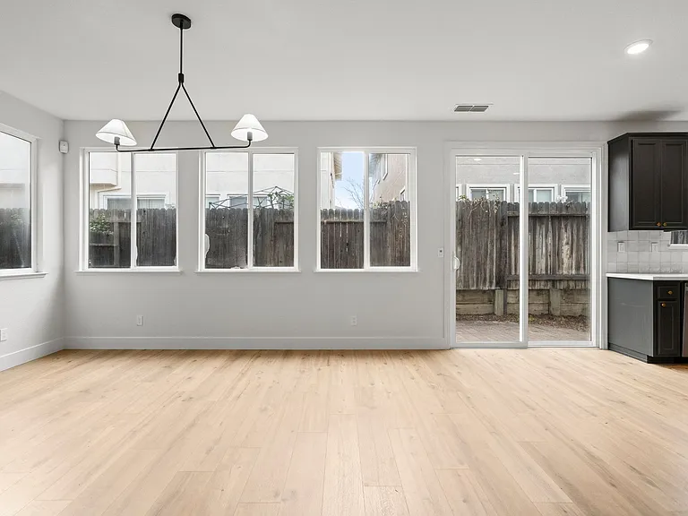 527 Scudero Cir — Photo 8