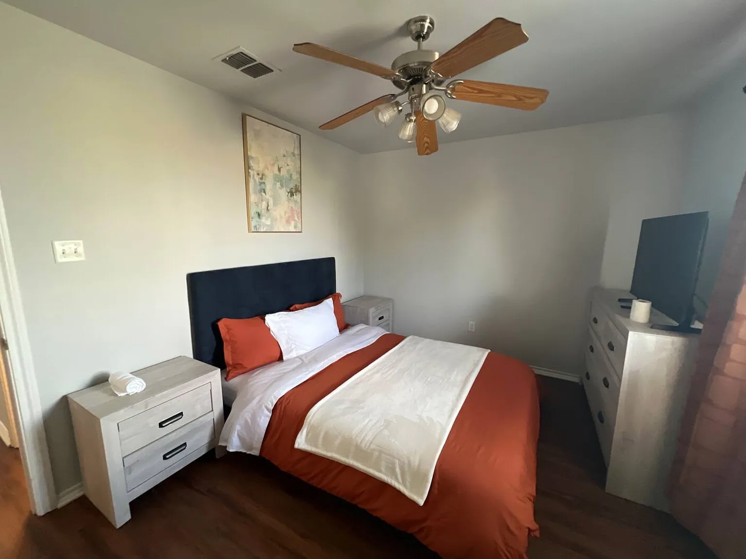 5 bed, 2.5 bath, 2292 sqft, $4,800 — Photo 3