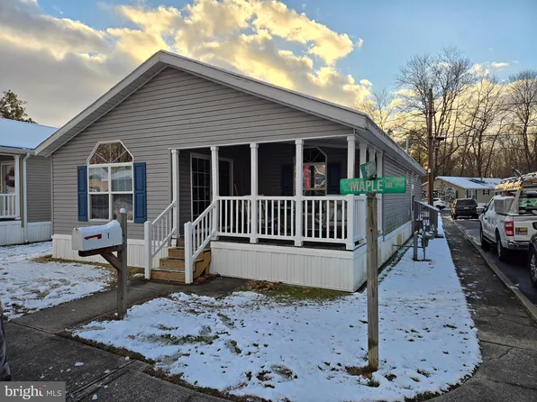 1 Maple Dr, Hightstown, NJ 08520