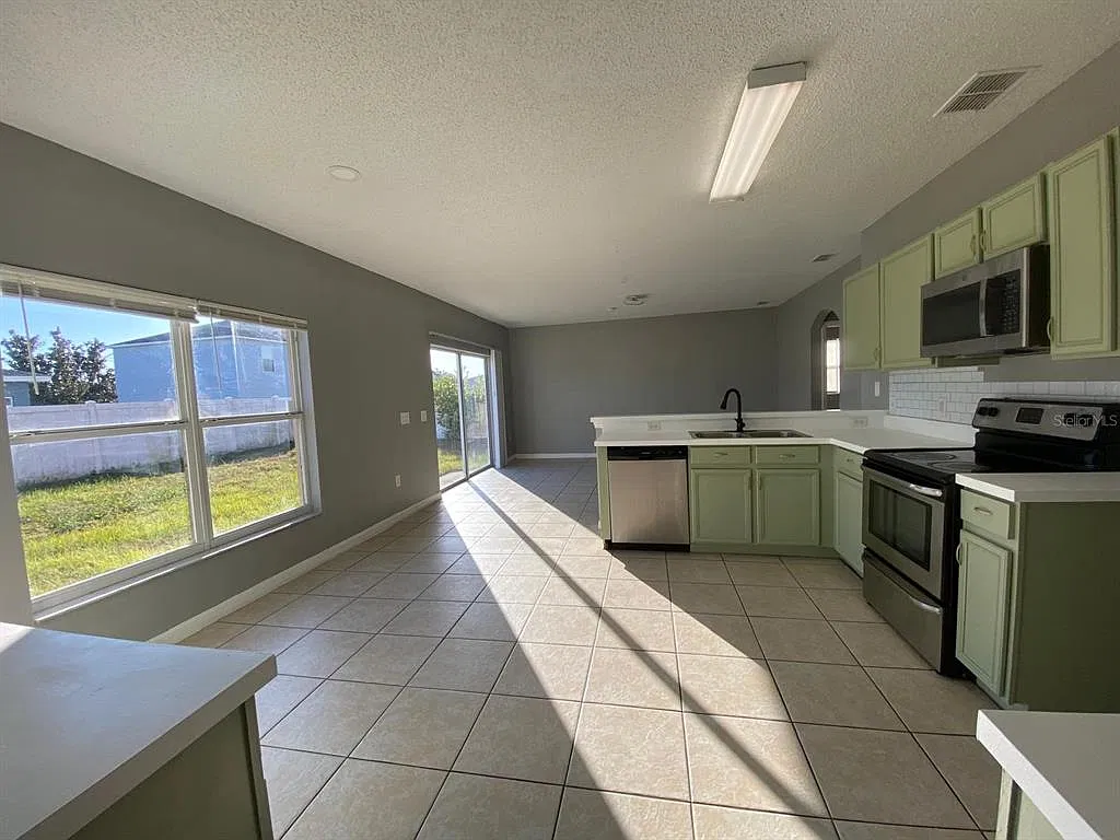 4 bed, 3.0 bath, 2103 sqft, $2,095 — Photo 3