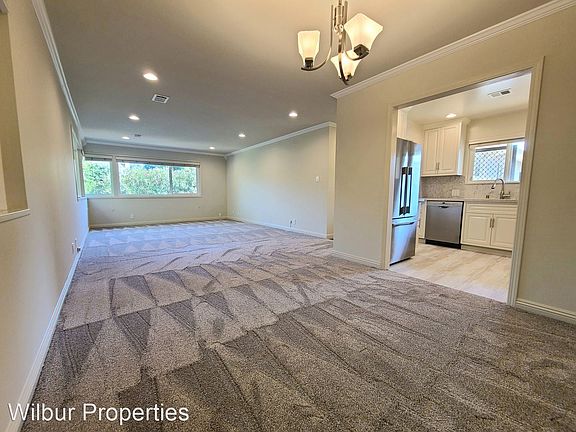 4th image of 840 University Ave