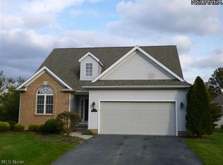 250 Lake Pointe Cir, Canfield, OH 44406