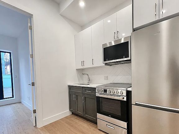 3rd image of 445 Dekalb Ave #1L