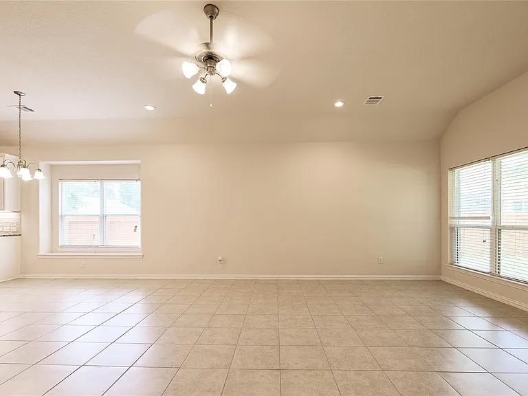 604 Linnwood Dr W — Photo 22