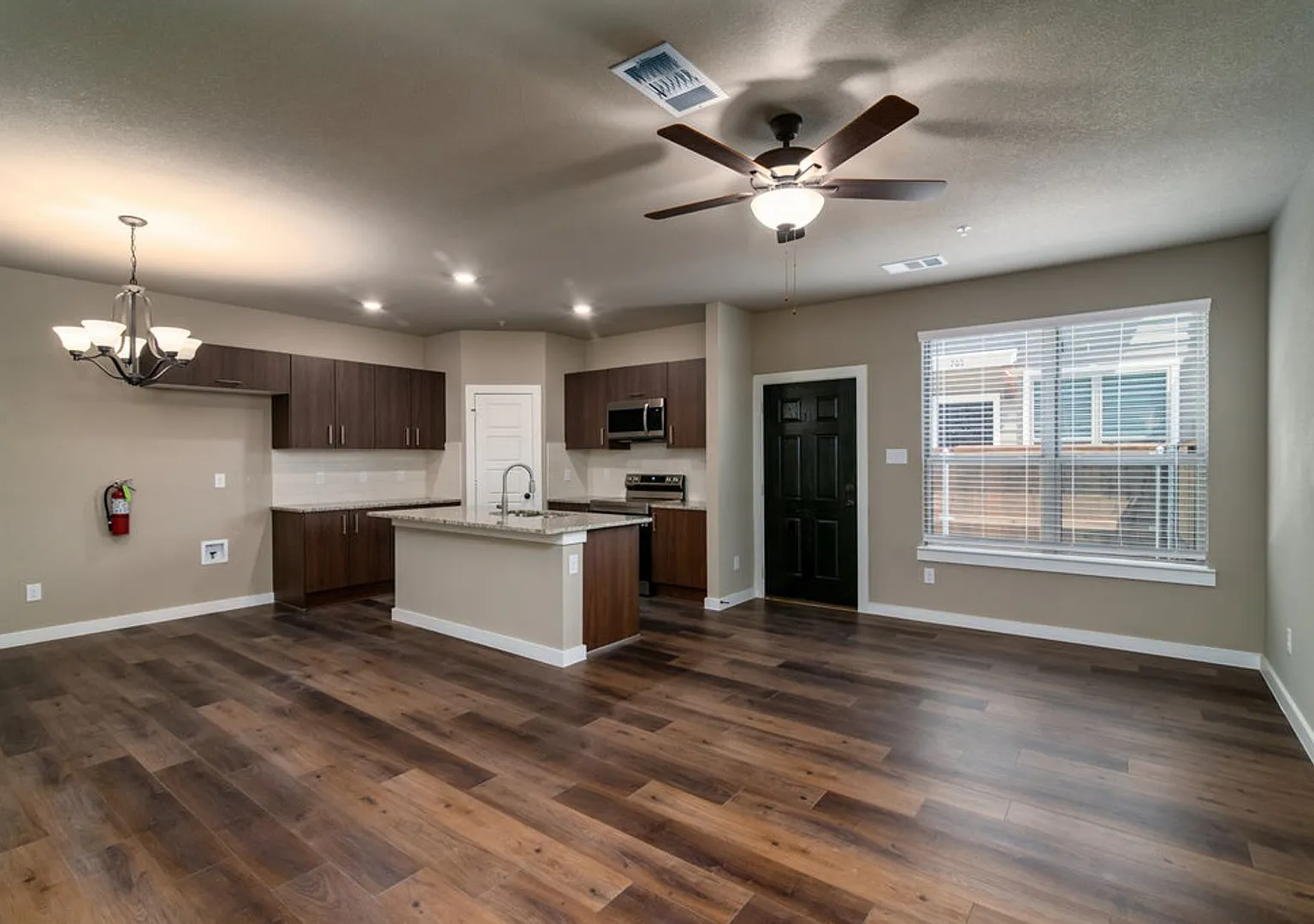 Gorgeous 2 Bedroom Four Plex Located In Midlothian Isd! — Photo 2