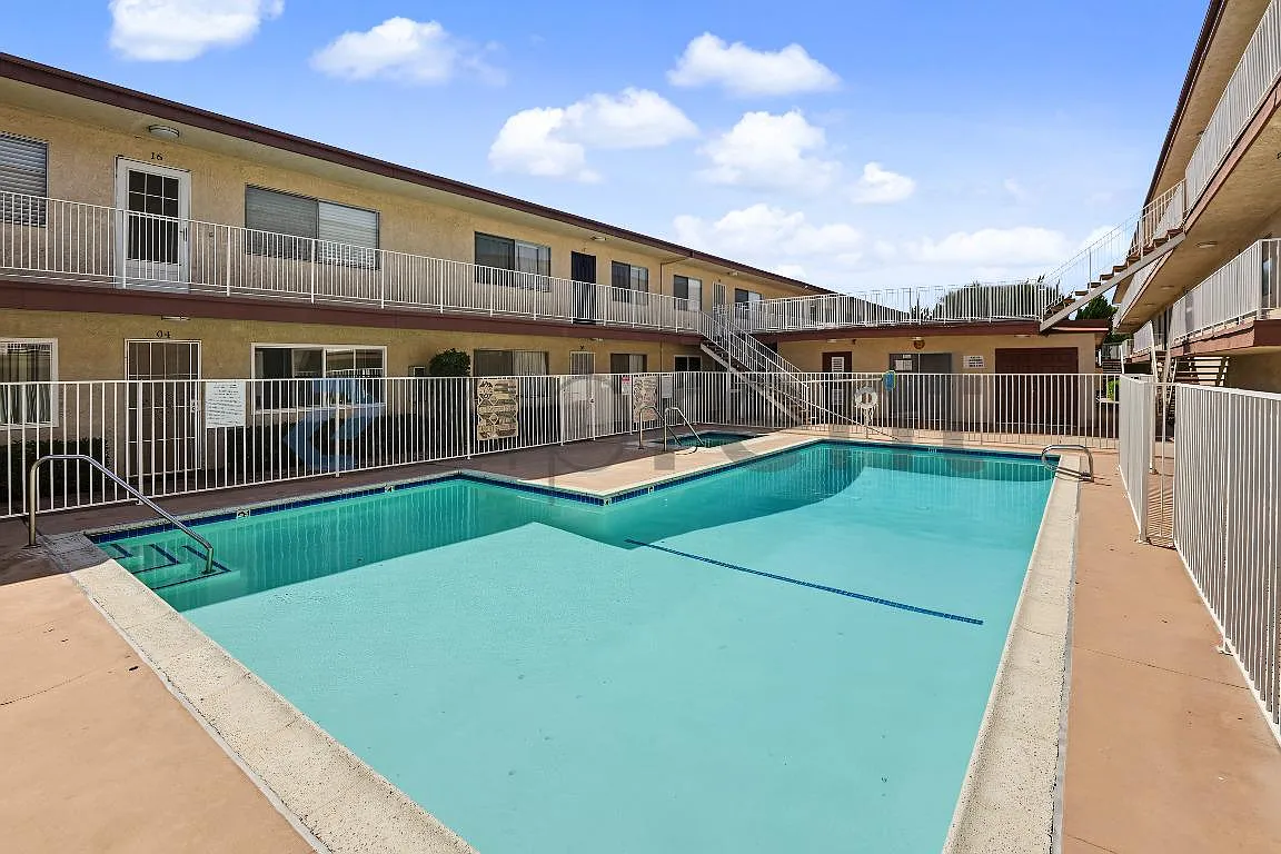2 bed, 808 sqft, $2,550 — Photo 3