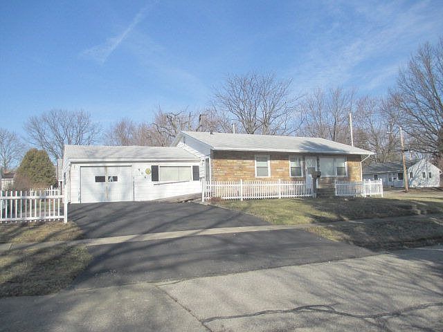 1st image of 906 Winthrop Ln