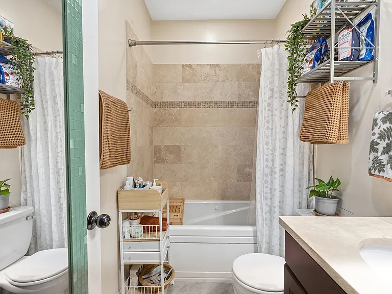 Hinman Court Condos — Photo 40