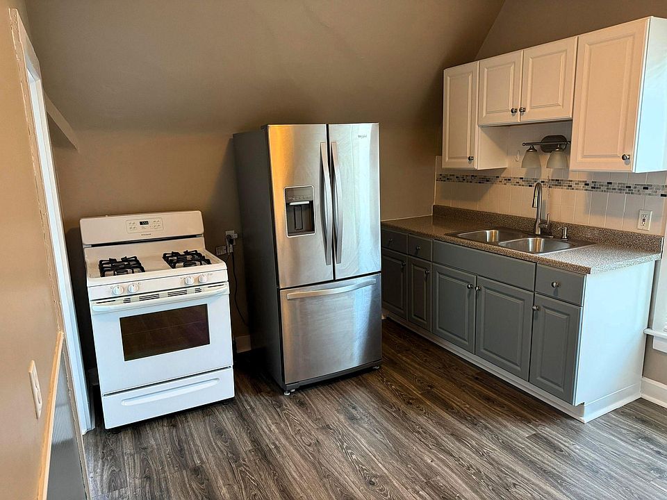 1st image of 822 Auburn Ave Floor 3