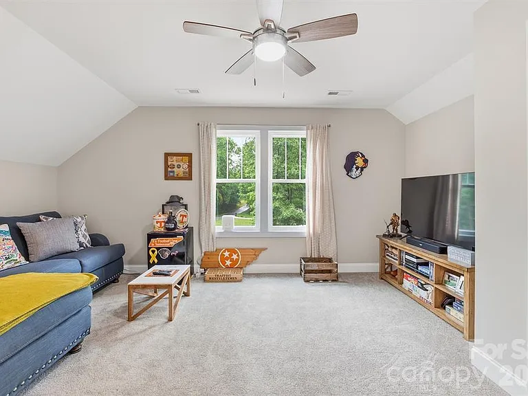 2029 Bost St — Photo 32