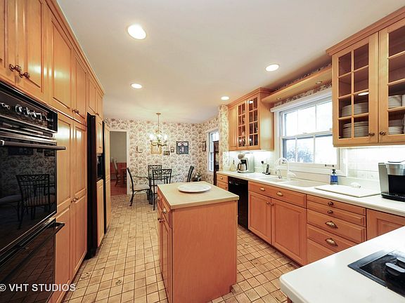 3rd image of 138 Wilmette Ave