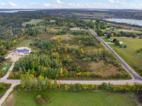 5 Sutter Rd, Kewadin, MI 49648