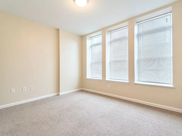 Tenth & College Horizons Apartments — Photo 10