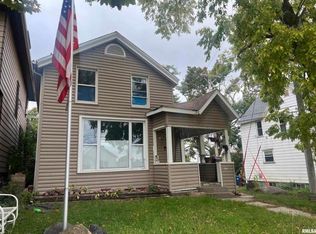 714 S 5th St, Clinton, IA 52732