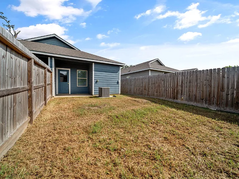 403 E Avenue G — Photo 18