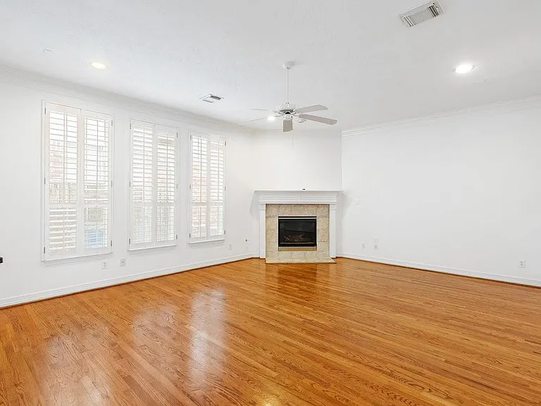 5913 Dolores St #B — Photo 11