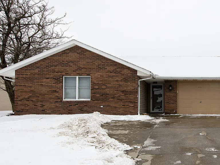 116 Pierre Pl — Photo 1