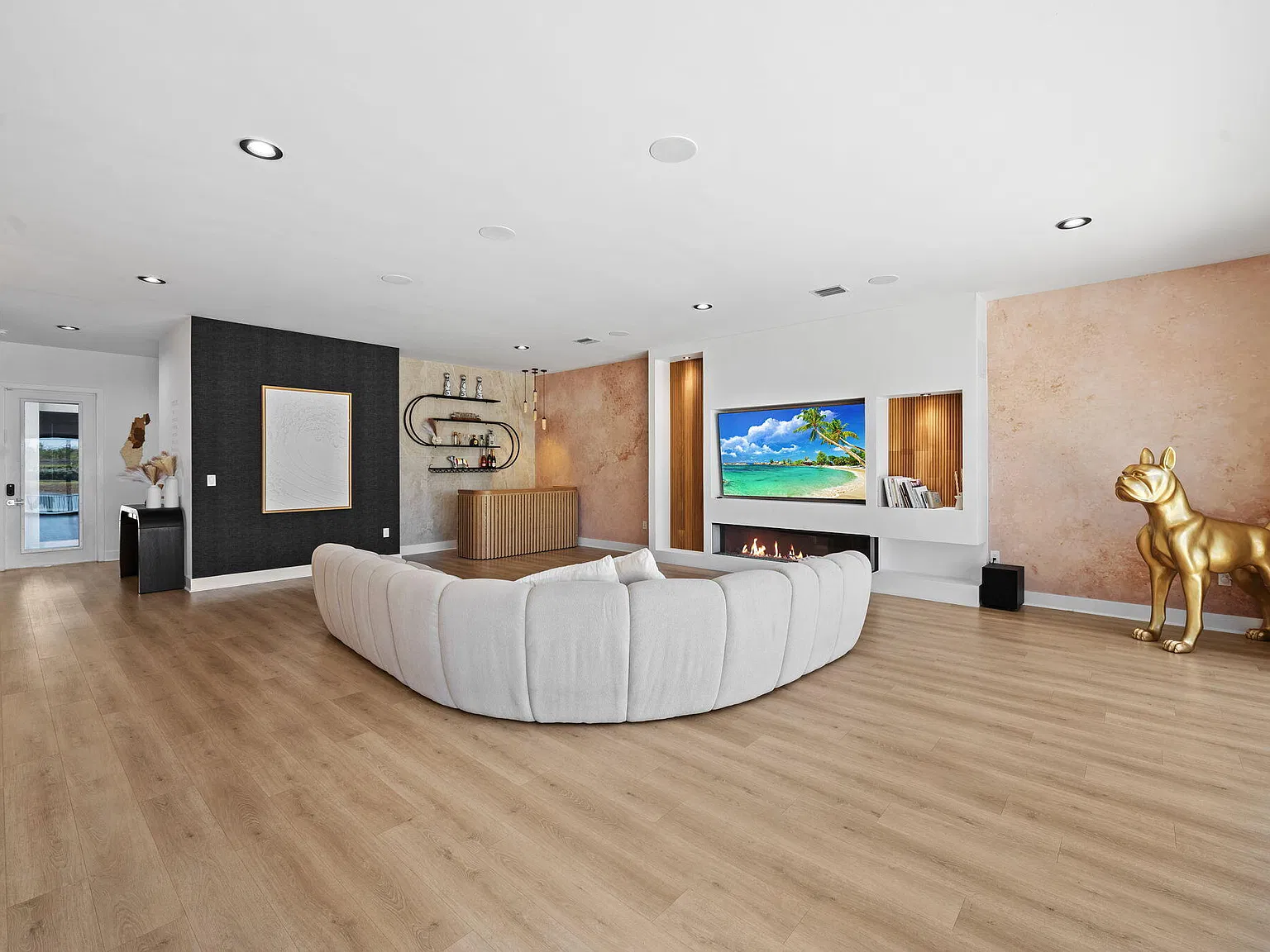 5 bed, 3.5 bath, 3962 sqft, $15,000 — Photo 2