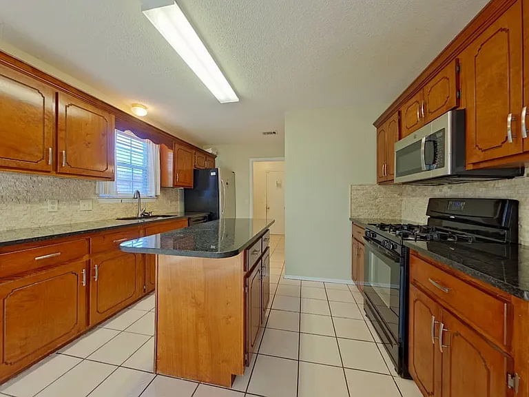 24 Neptune Dr — Photo 9