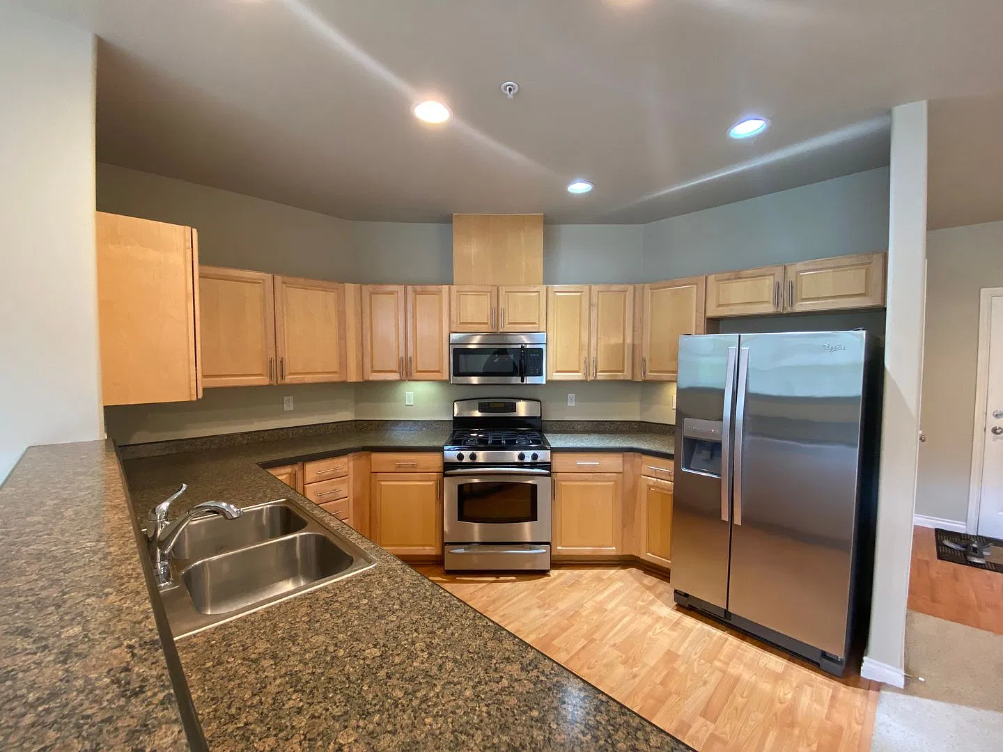 Beautiful (2) Bedroom, (2.5) Bathroom Condo in a Secure Downtown Building! — Photo 3