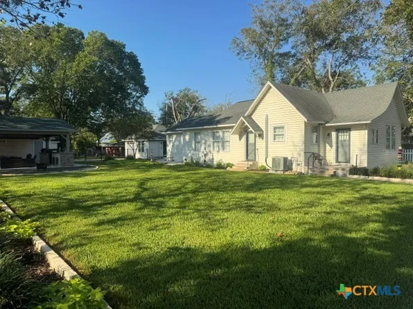 213 W Broadway St, Cuero, TX 77954