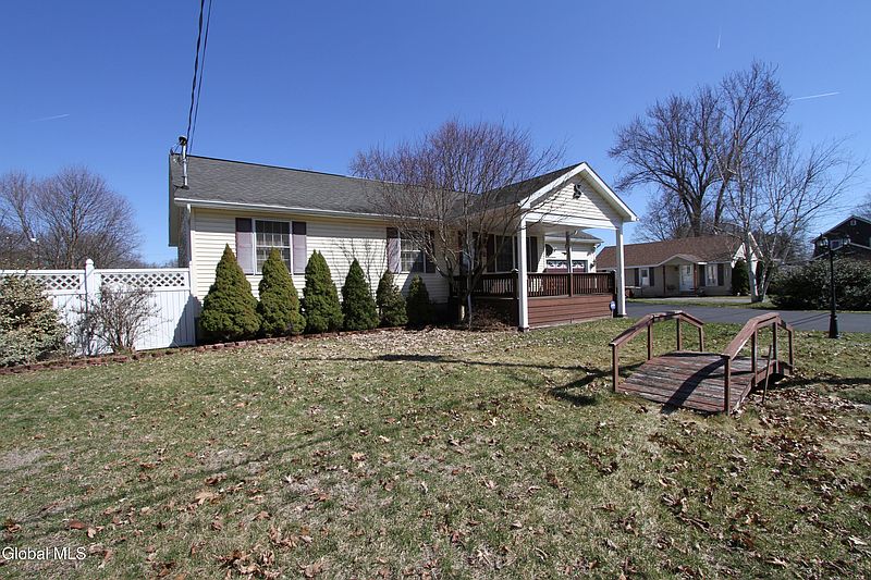 4th image of 136 Myrtle Avenue