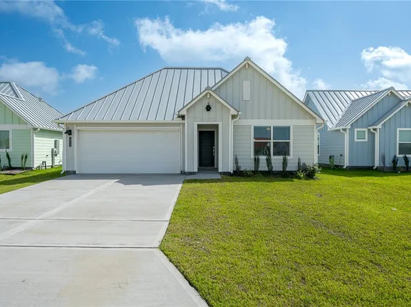 1013 Las Palmas Dr, Rockport, TX 78382
