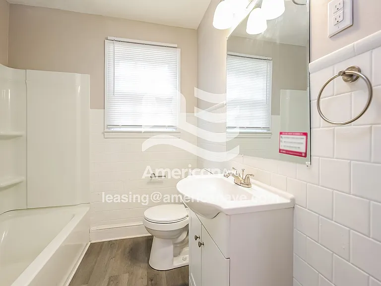 1612181_010_main_bathroom_13851796.jpg