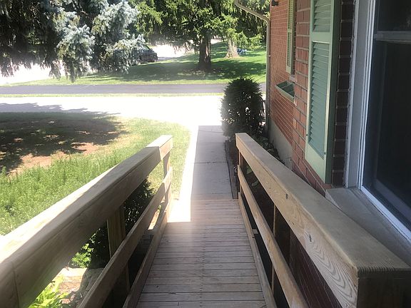 3rd image of 312 Bridle Ln S