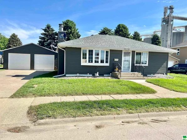 109 W Cedar St, Hinton, IA 51024
