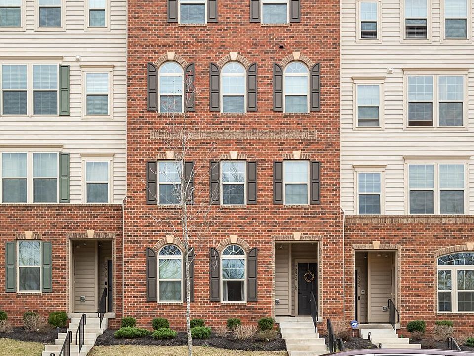 BRICK FRONT TOWNHOUSE CONDO 