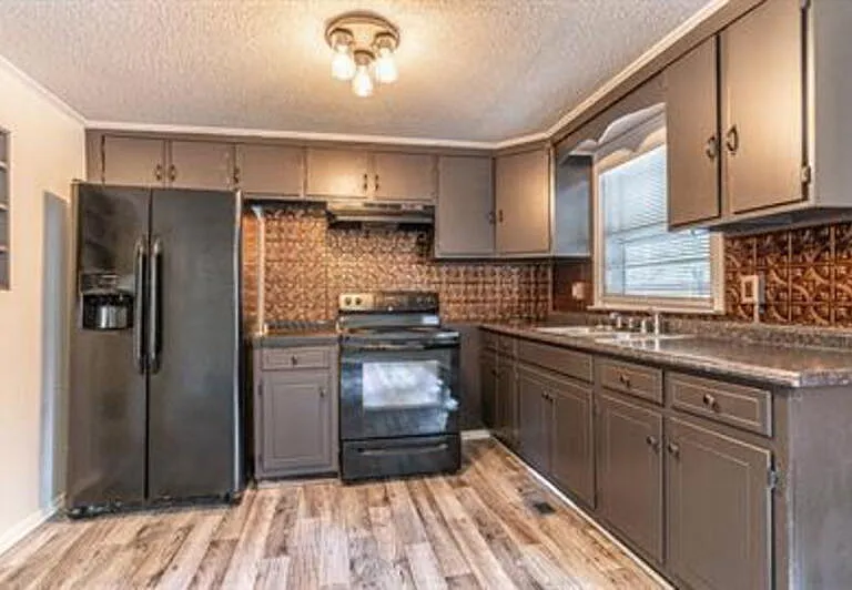 885 S Stephens St — Photo 23