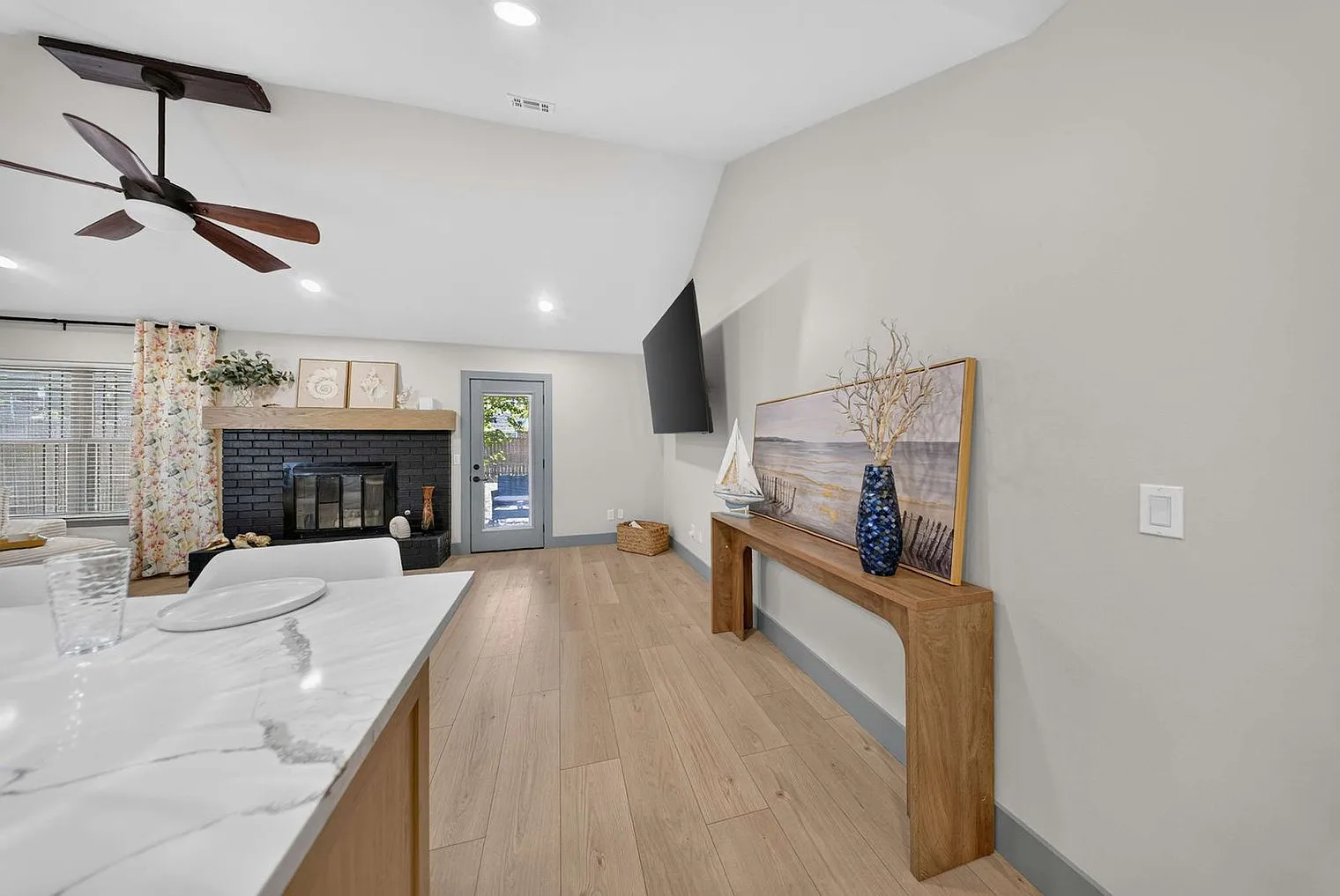 3 bed, 2.0 bath, 1539 sqft, $7,560 — Photo 3