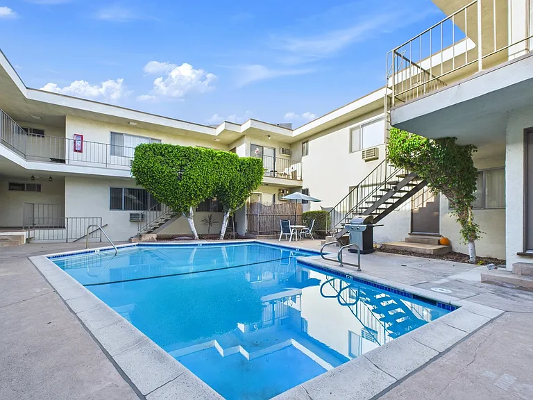 Oasis Apartments — Photo 1
