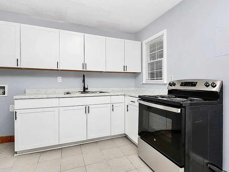 Thompson Place Apartments — Photo 8