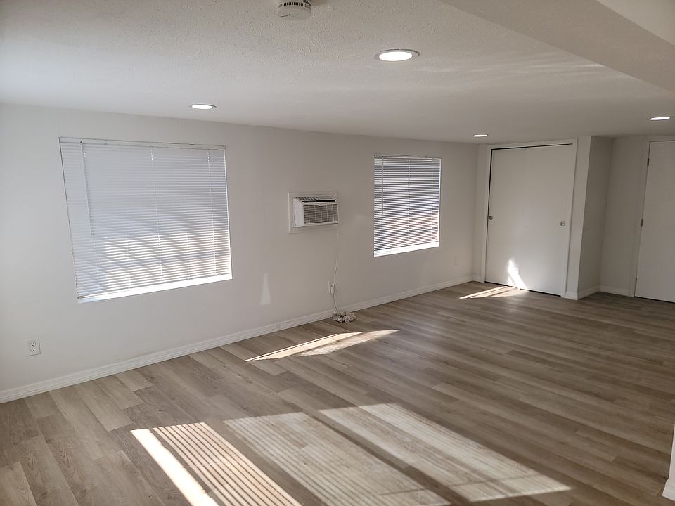 2nd image of 907 50th Avenue Plz W