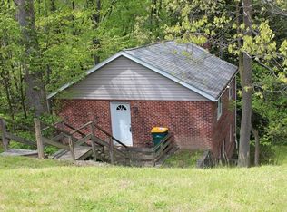 31 Suffolk Dr, Coraopolis, PA 15108